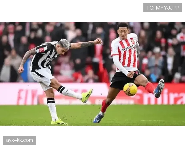 利兹联中场核心持续进化，稳健驱动球队攻防转换