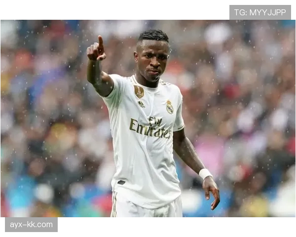 维尼修斯在新赛季持续提升，展现全能进步的攻击与防守能力