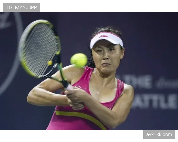 彭帅赛后出街，笑容像隔壁大姐，手腕那块表把我拉回现实想问价