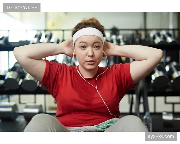 西蒙·拜尔斯家的冰箱里塞满蛋白粉，连狗都练出腹肌了